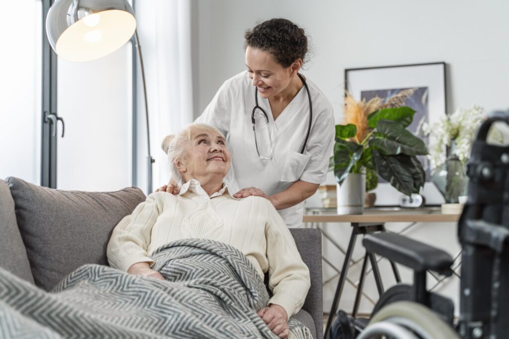 Profesional de la salud atendiendo a una paciente mayor en su casa